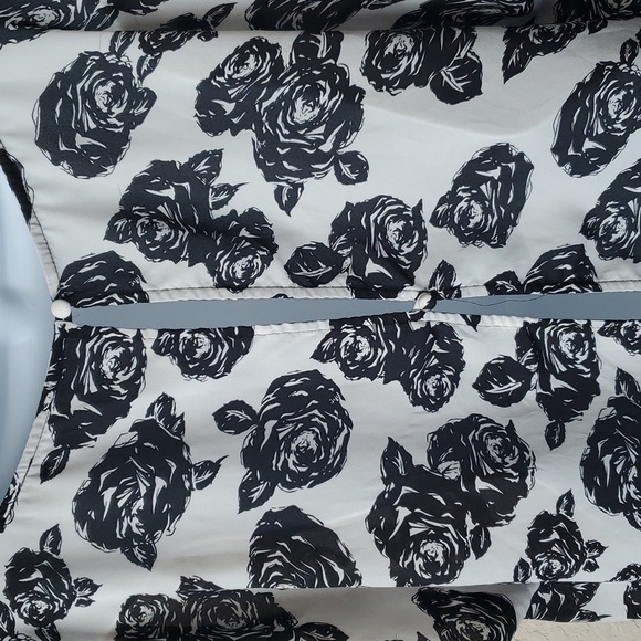 Torrid sz 0 white open back top with black roses - Picture 6 of 12